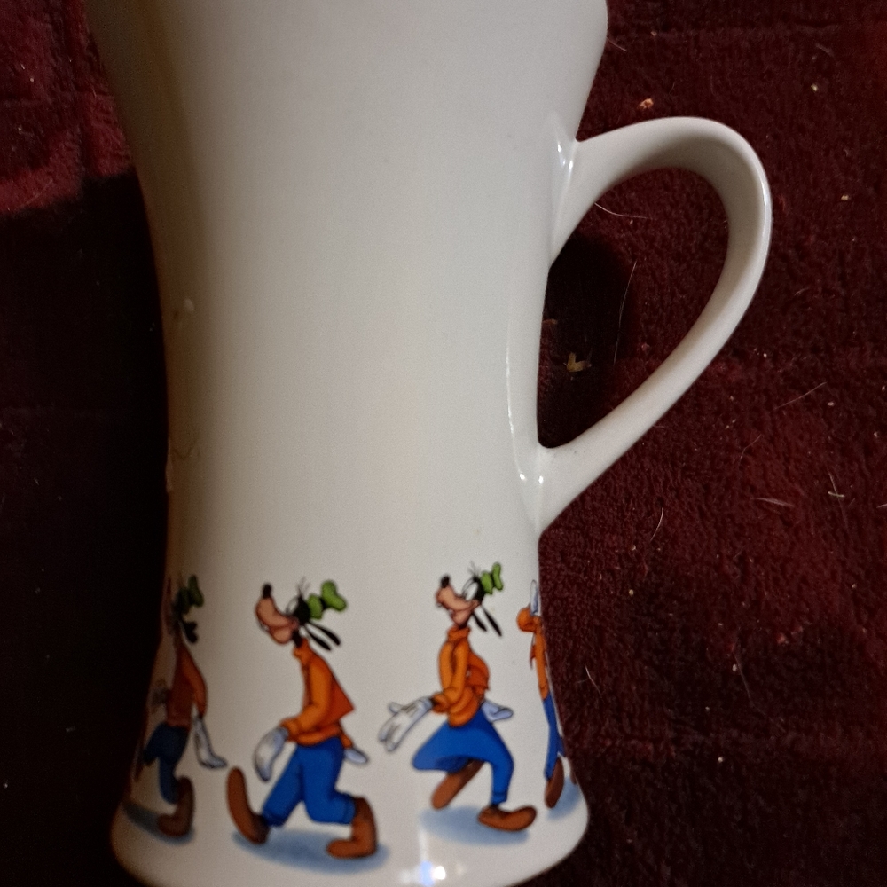 Disney Store- Goofy Slipping On Banana Peel Coffee